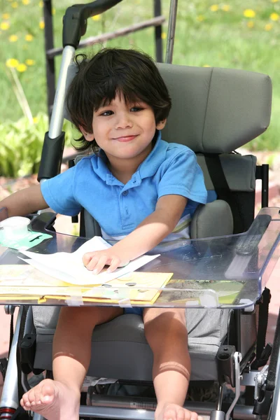 Criança com deficiência no carrinho médico — Fotografia de Stock