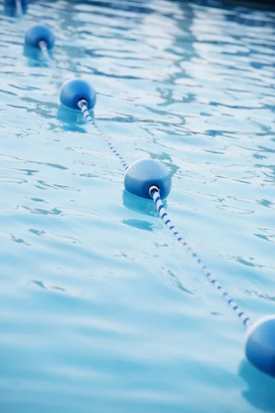 Bouys de água azul na piscina — Fotografia de Stock