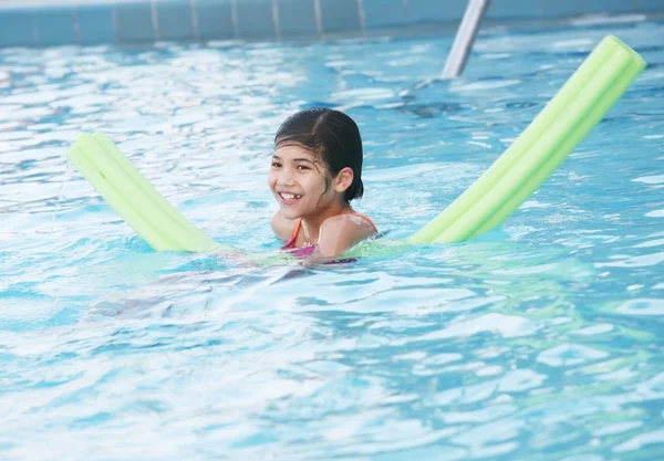 Μικρό κορίτσι swimmnig στην πισίνα — Φωτογραφία Αρχείου
