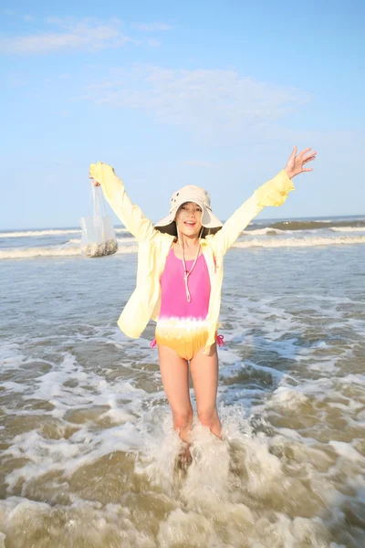 Flicka på stranden — Stockfoto