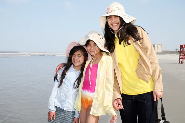 Três irmãs na praia — Fotografia de Stock