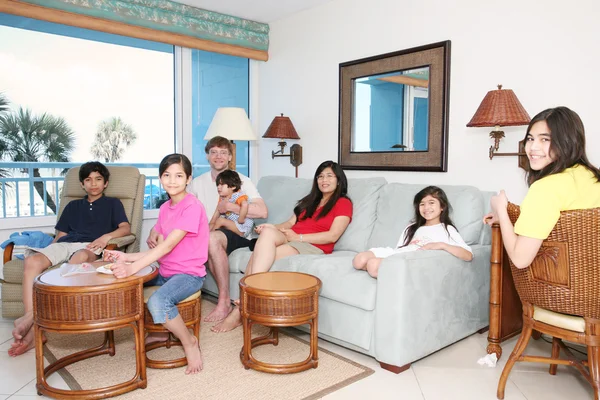 Relaxamento familiar na sala de estar — Fotografia de Stock