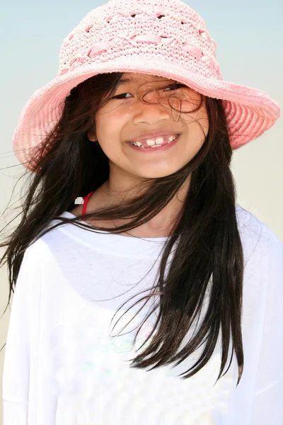 Menina bonito na praia — Fotografia de Stock