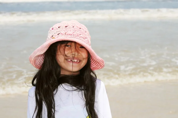 Roztomilá holčička na pláži — Stock fotografie