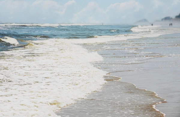 Des vagues arrivent à la plage — Photo