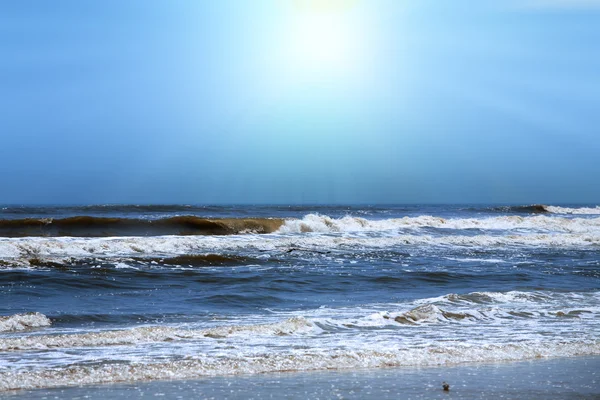 Sol brillando sobre la orilla del océano — Foto de Stock