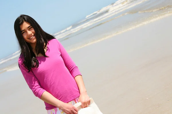 Teen flicka vid havsstranden — Stockfoto