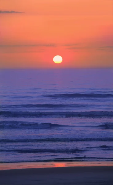 Sol nascendo ou se pondo sobre o oceano — Fotografia de Stock