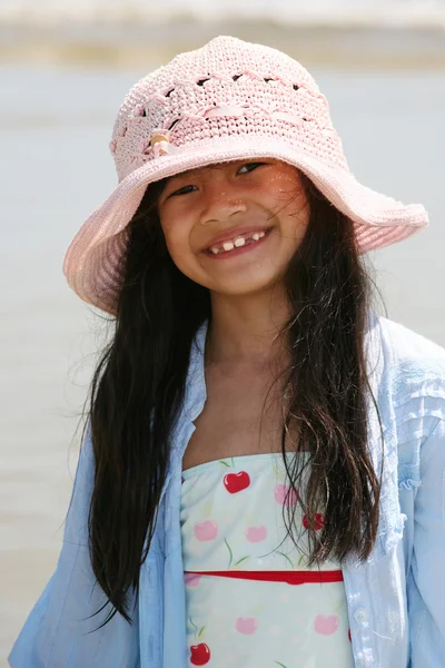 Милая маленькая девочка на пляже — стоковое фото