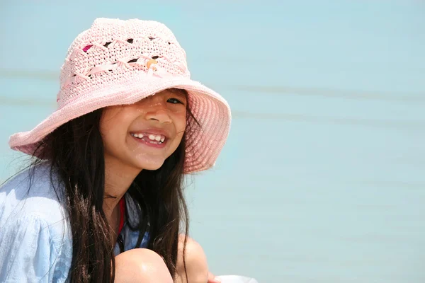 Милая маленькая девочка на пляже — стоковое фото
