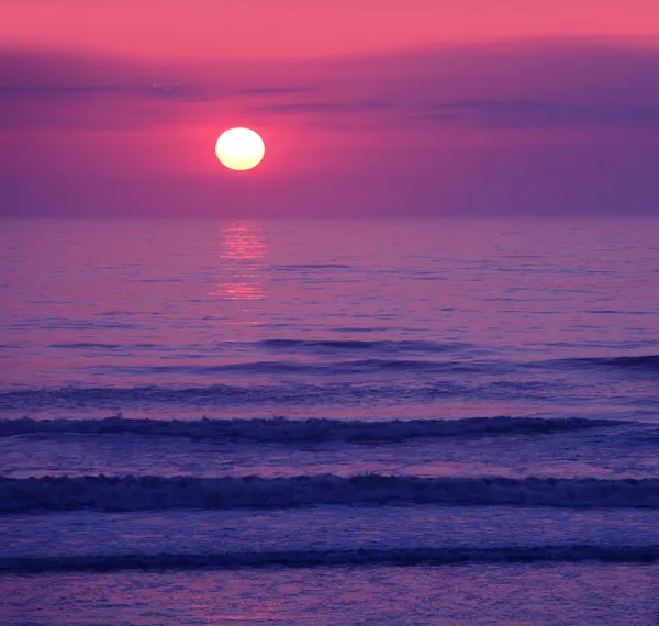 Прекрасный розовый закат или восход солнца — стоковое фото
