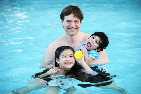 Отец и дети в бассейне — стоковое фото