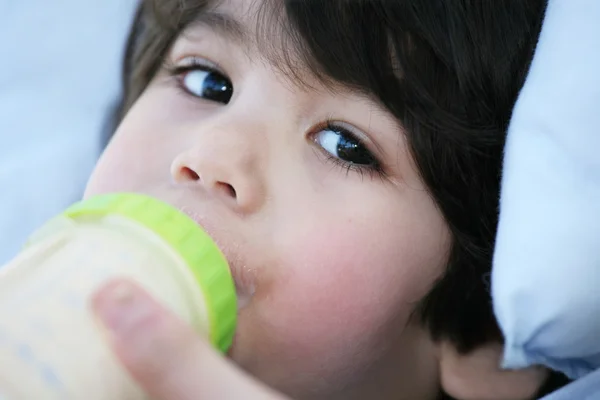 Baby jongen drinken uit fles — Stockfoto