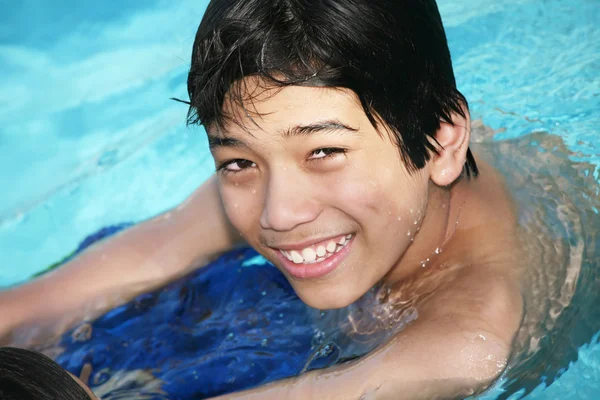 Młody chłopiec pływa w basenie — Zdjęcie stockowe