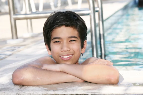 Młody chłopak w basenie — Zdjęcie stockowe