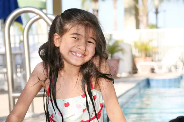 Küçük kız havuz başında — Stok fotoğraf