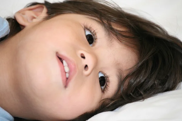 Toddler yatak üzerinde rahatlatıcı — Stok fotoğraf