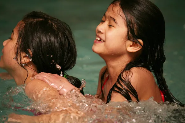 Yüzme havuzunda iki kız — Stok fotoğraf