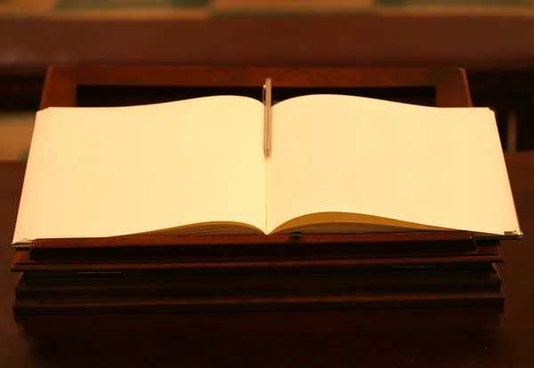 Libro aperto con pagine gialle vuote — Foto Stock