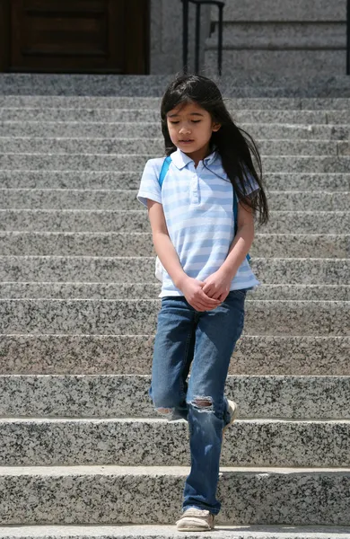 Petite fille marchant sur les marches de granit — Photo