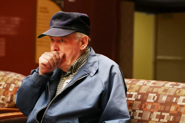 Starszy mężczyzna siedząc w poczekalni — Zdjęcie stockowe