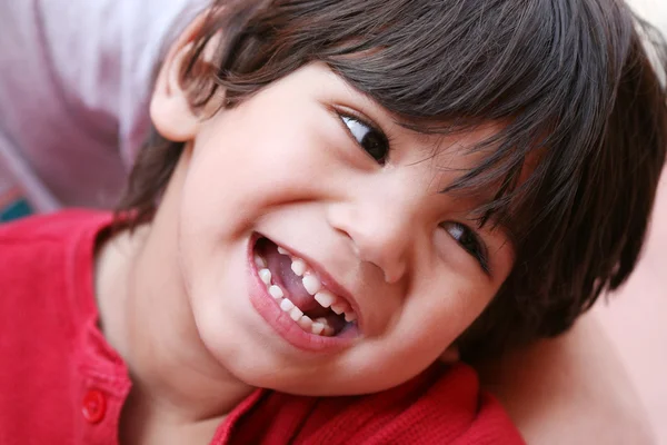 Kleine jongen gelukkig lachend — Stockfoto