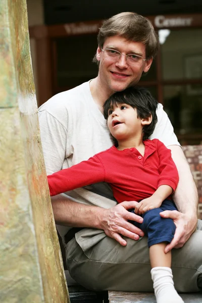 Ευτυχώς με μικρό παιδί του πατέρα του — Φωτογραφία Αρχείου