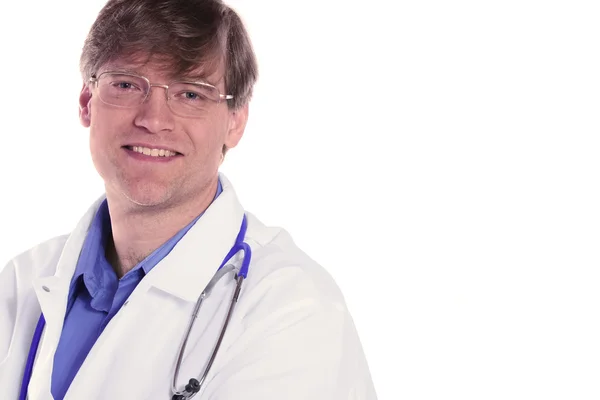 Gülümseyen yakışıklı erkek doktor — Stok fotoğraf