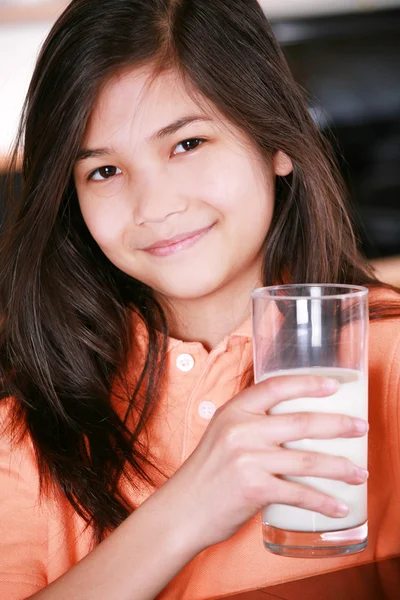 Dziecko gospodarstwa szklankę mleka — Zdjęcie stockowe