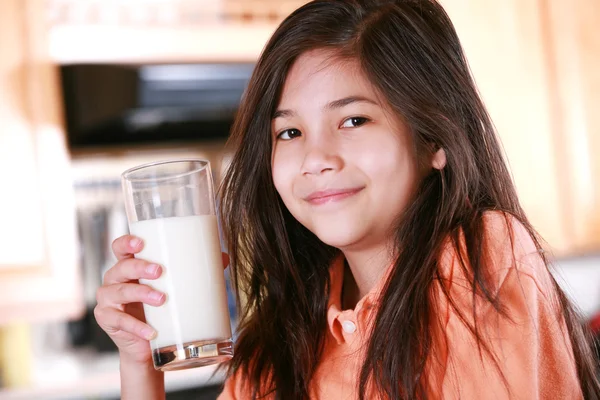 Ребенок держит стакан молока — стоковое фото