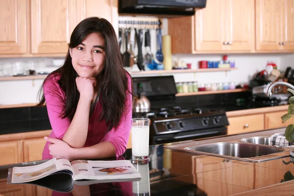 Dospívající dívka relaxační v kuchyni — Stock fotografie