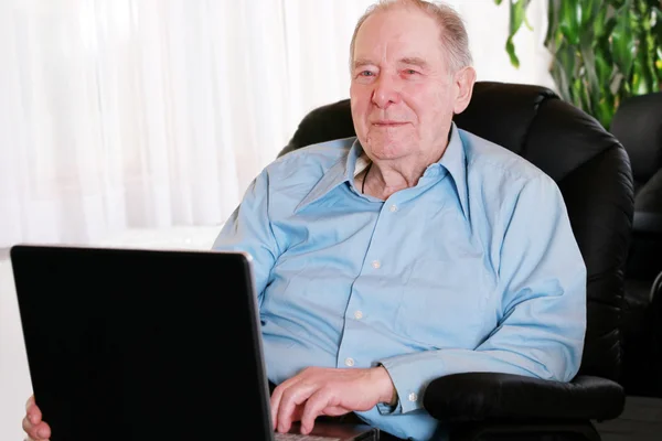 Пожилой человек на ноутбуке — стоковое фото