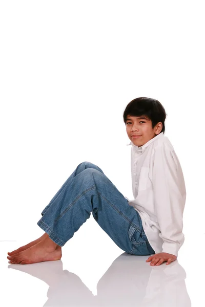 Doze anos de idade menino sentado — Fotografia de Stock