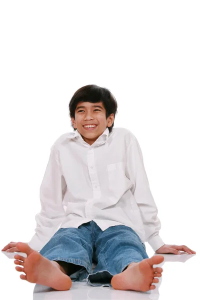 Adolescente menino sentado no chão — Fotografia de Stock
