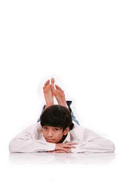 Knappe jonge tiener jongen liggend op de vloer — Stockfoto