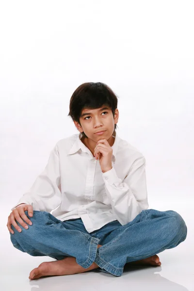 Doze anos de idade menino sentado, pensando — Fotografia de Stock