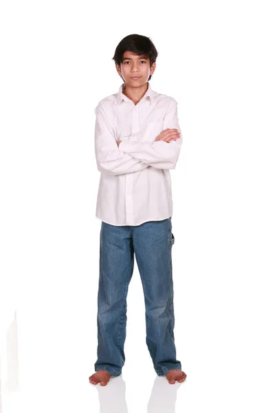 Двенадцатилетний мальчик стоит — стоковое фото