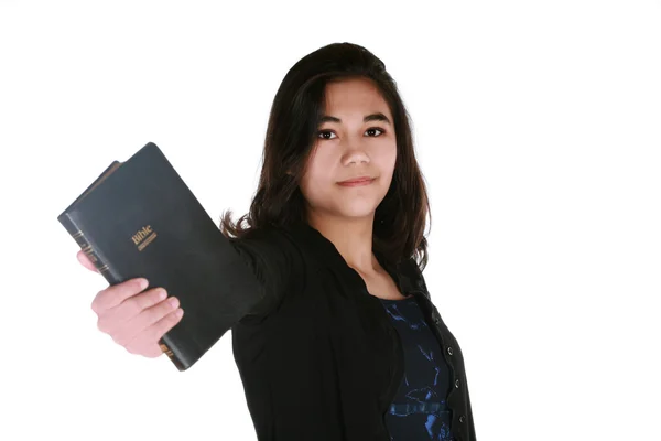 Chica adolescente sosteniendo la Biblia — Foto de Stock