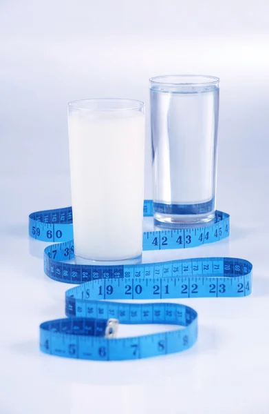 Sklenici vody a mléka, zdravé nápoje — Stock fotografie