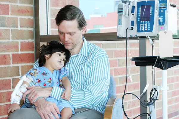 Endişeli baba holding çocuğun hastanede kalması — Stok fotoğraf