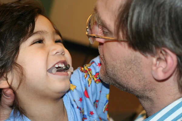 生病的孩子与父亲在医院 — 图库照片