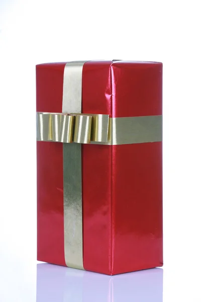 Červený dárek s zlatými stuhami — Stock fotografie