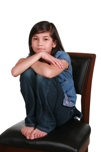 バーのスツールに座っている小さな女の子 — ストック写真