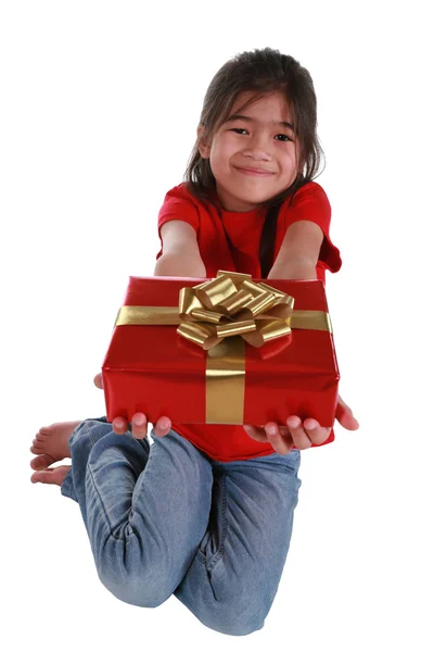 Bambina in possesso di regalo — Foto Stock