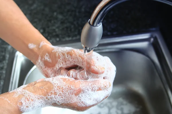 Tvätta händerna med tvål under rinnande vatten — Stockfoto