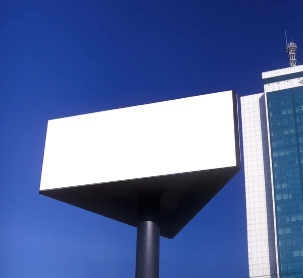 Порожній рекламний щит, взятий проти блакитного неба — стокове фото