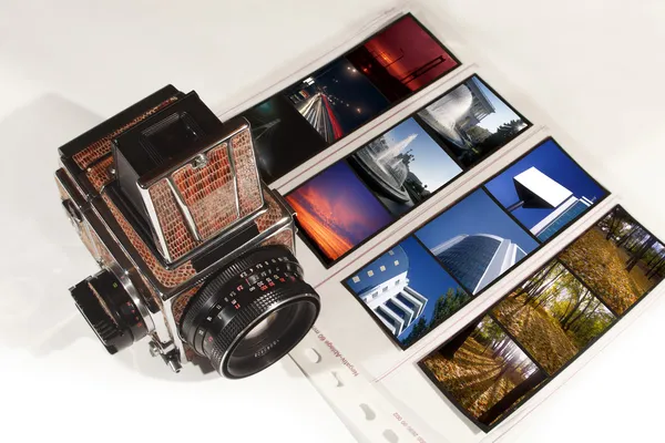 Orta format fotoğraf makinesi ve diapositives. — Stok fotoğraf
