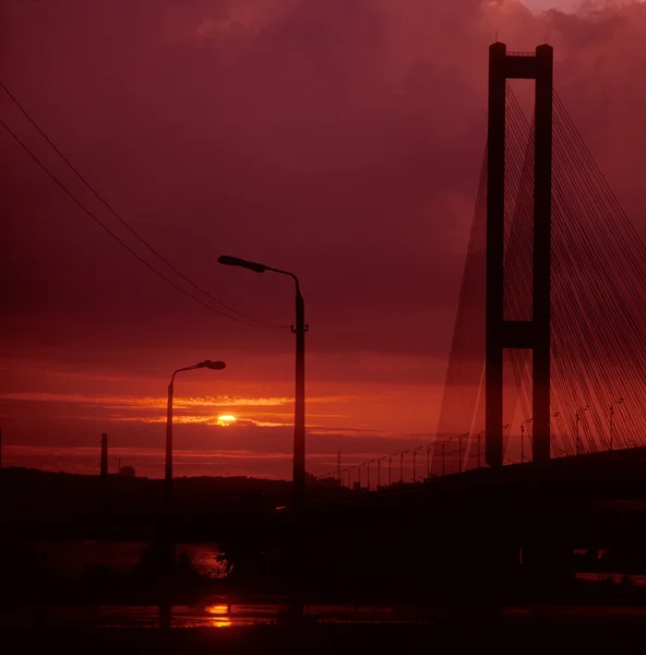 A ponte do Sul contra um pôr-do-sol . — Fotografia de Stock