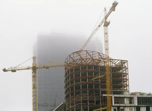 Lugar de construcción en una niebla . —  Fotos de Stock
