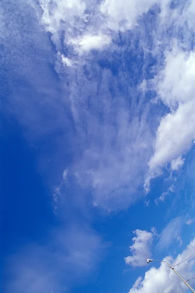Mavi Gökyüzü ve Bulutlar. — Stok fotoğraf